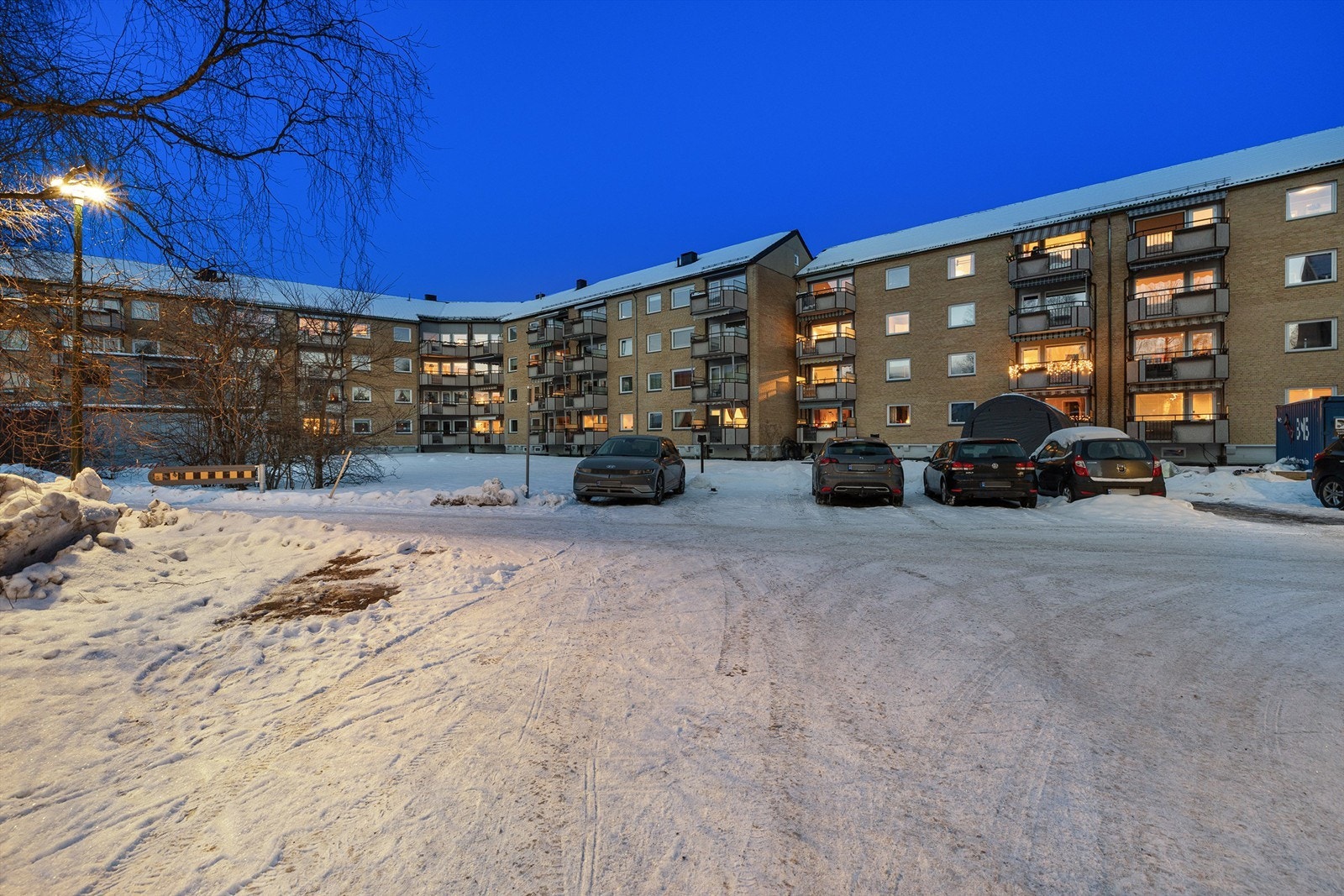 Bygget har en klassisk fasade i teglstein og ligger i et etablert og rolig nabolag. Galleribilde