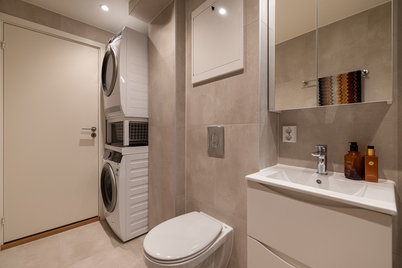 Badet er utvidet med innredning fra Fliskompaniet og har opplegg for vaskesøyle. Galleribilde