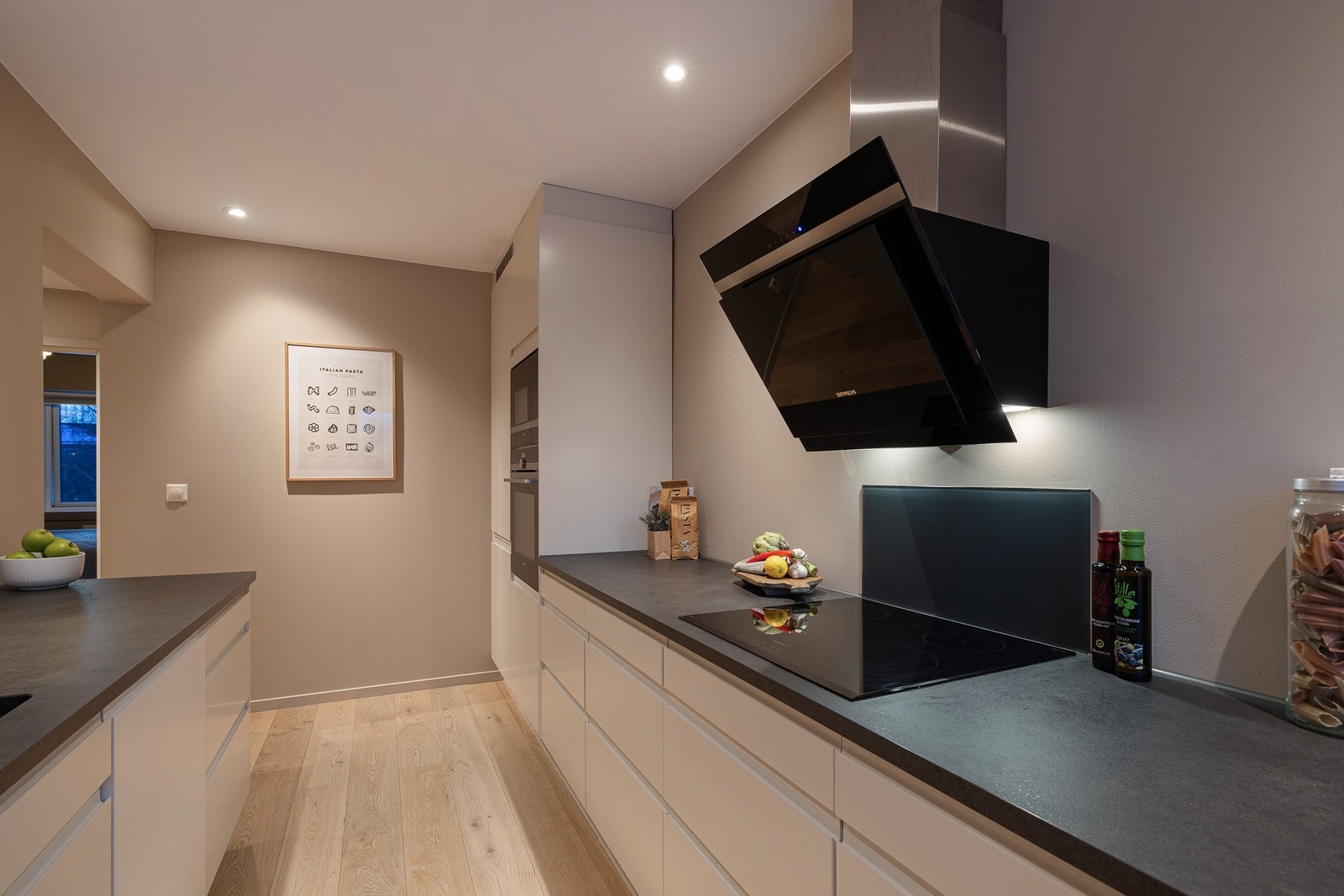 Fraværet av overskap gir en ekstra god romfølelse og rikelig med benkeplass. Galleribilde