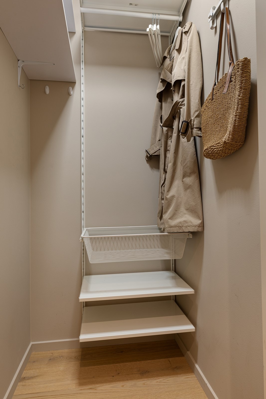 Boden gir gode oppbevaringsmuligheter for yttertøy og sko. Galleribilde