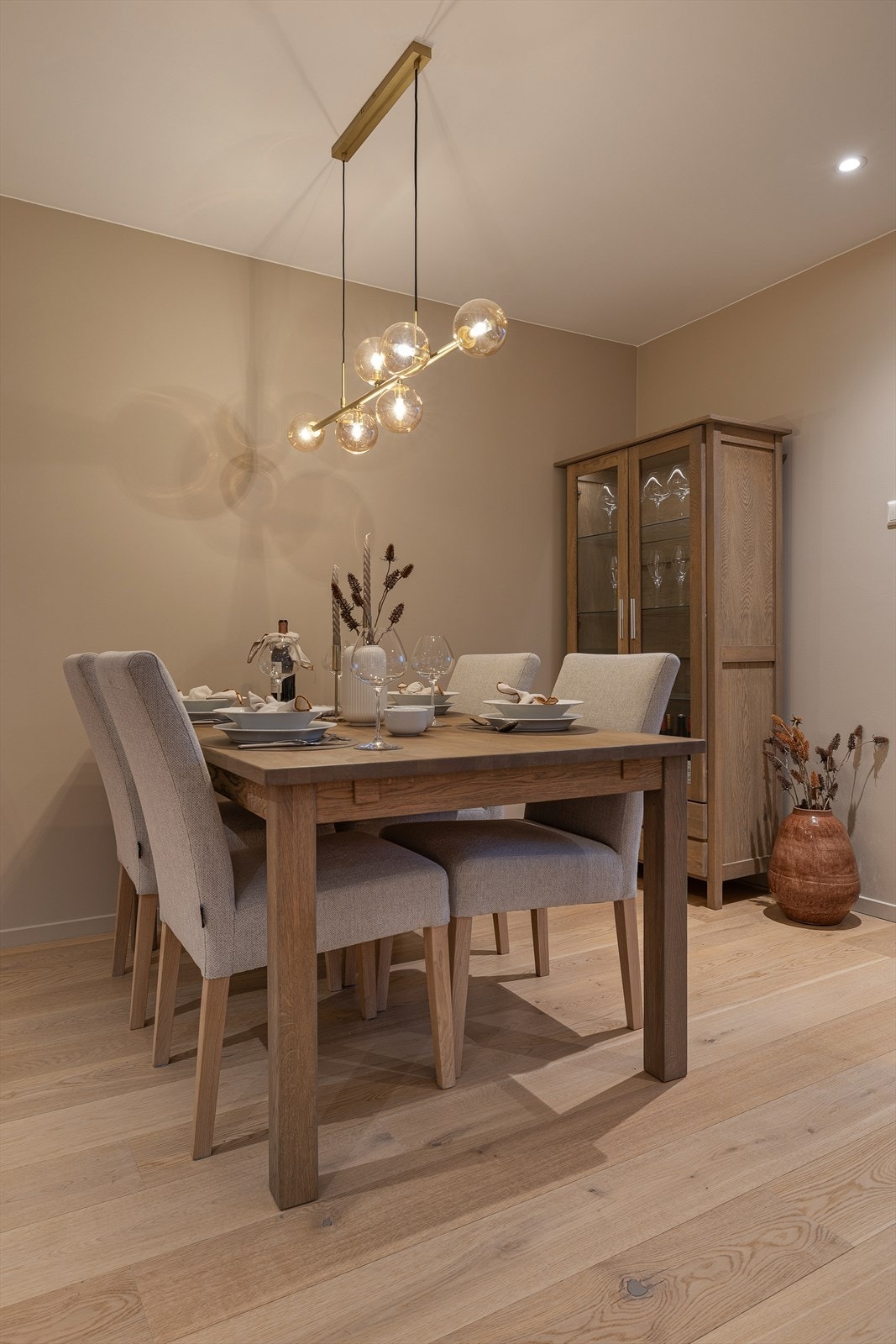 Det er gjennomgående parkett på gulv i oppholdsrommene. Galleribilde