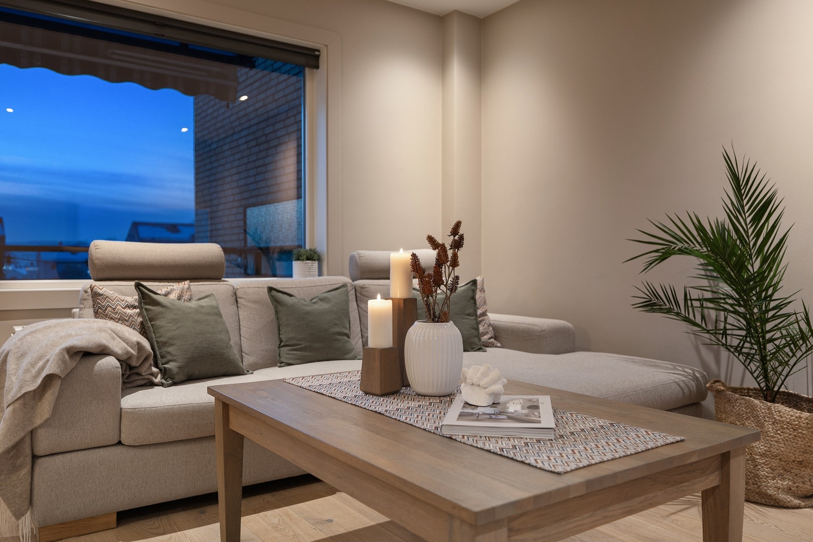 Balkongen er utstyrt med markise for solskjerming. Galleribilde