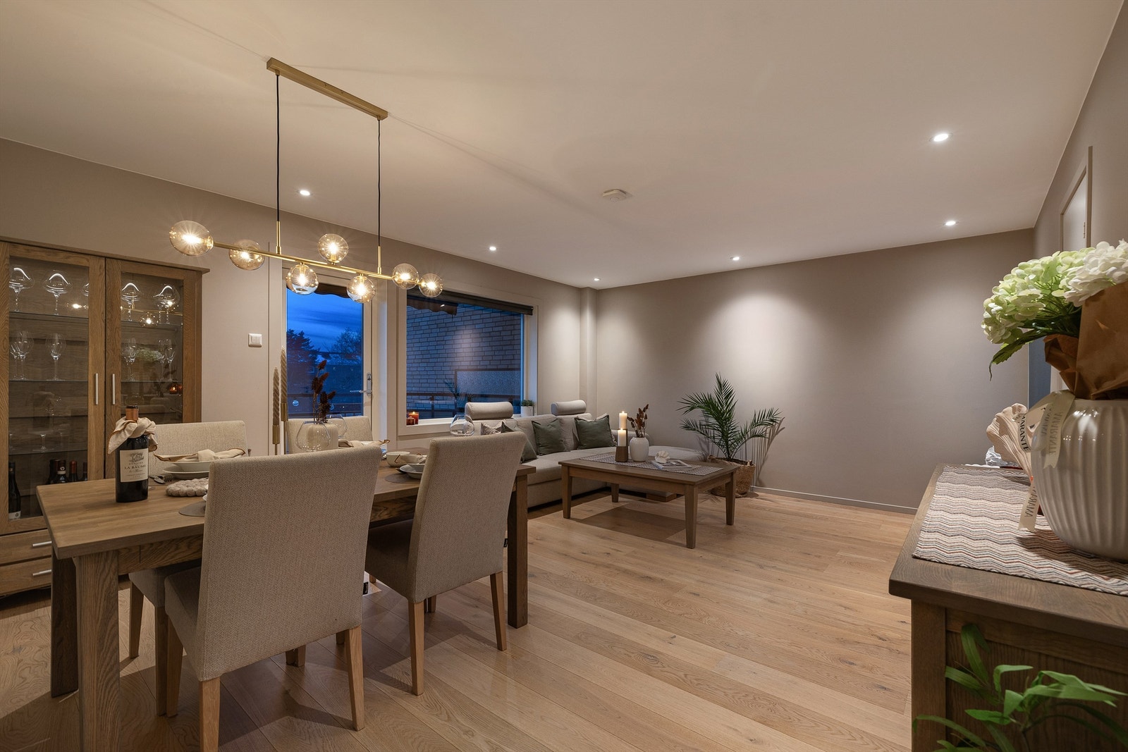 Stuen har god plass til både sofagruppe og spisebord. Galleribilde