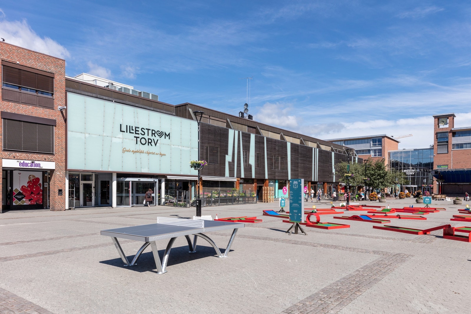 En kort spasertur tar deg til Lillestrøm Torv med et bredt utvalg butikker og serveringssteder. Galleribilde