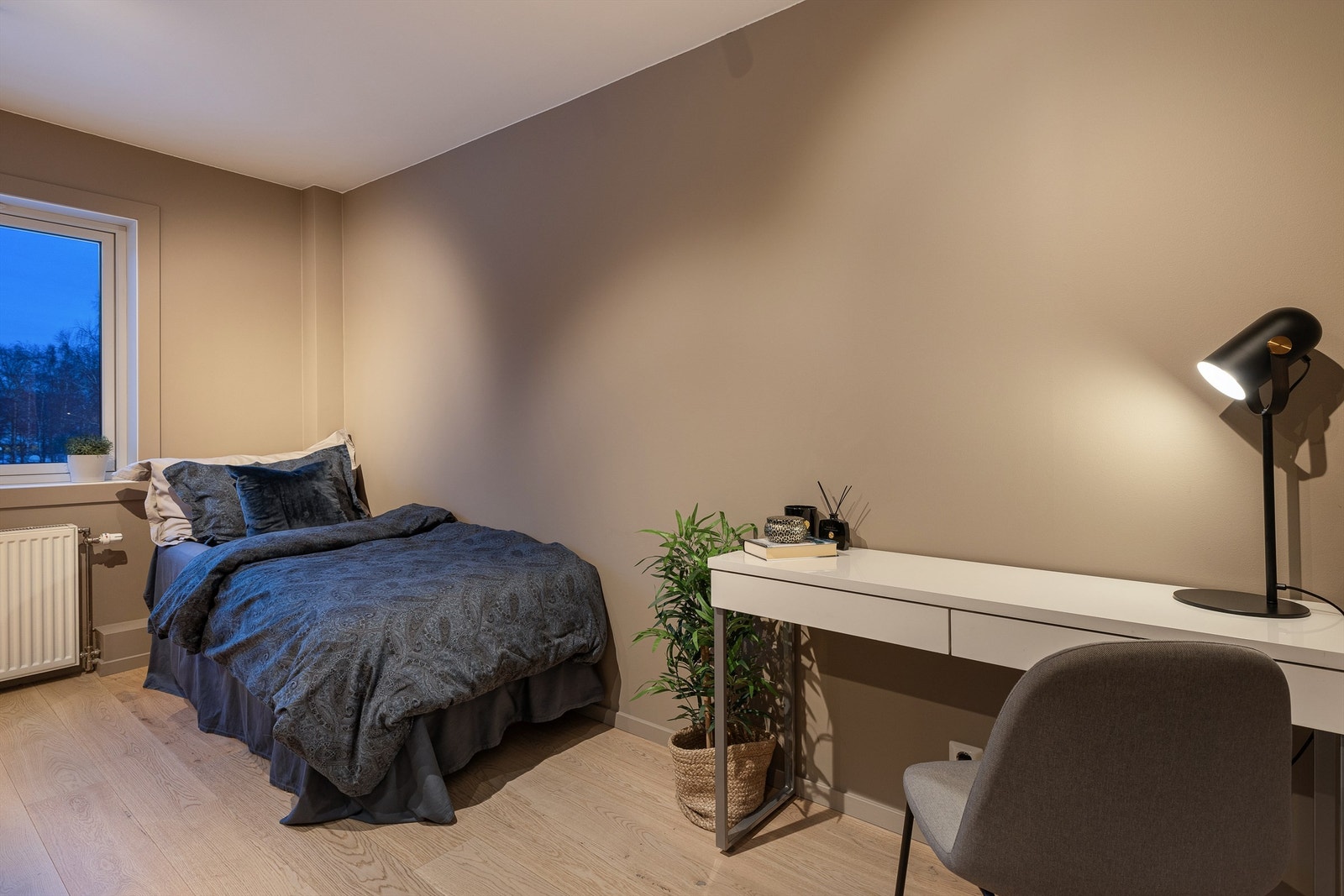 Rommet har malte veggflater og vinduer fra 2019. Galleribilde