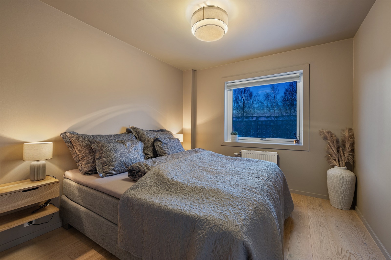 Hovedsoverommet har plass til dobbeltseng og tilhørende møblement. Galleribilde