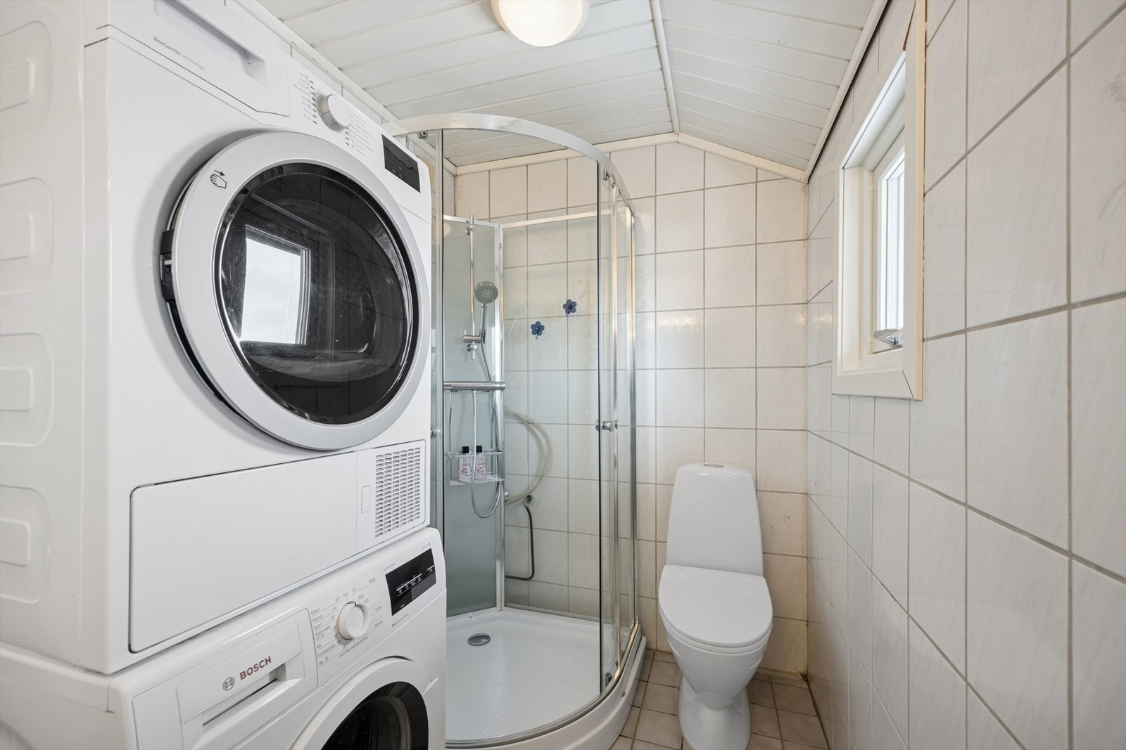 Eldre, flislagt baderom med gulvvarme og opplegg for vaskemaskin. Våtrommet har behov for oppgradering for å tilfredsstille dagens krav til normal bruk. Galleribilde