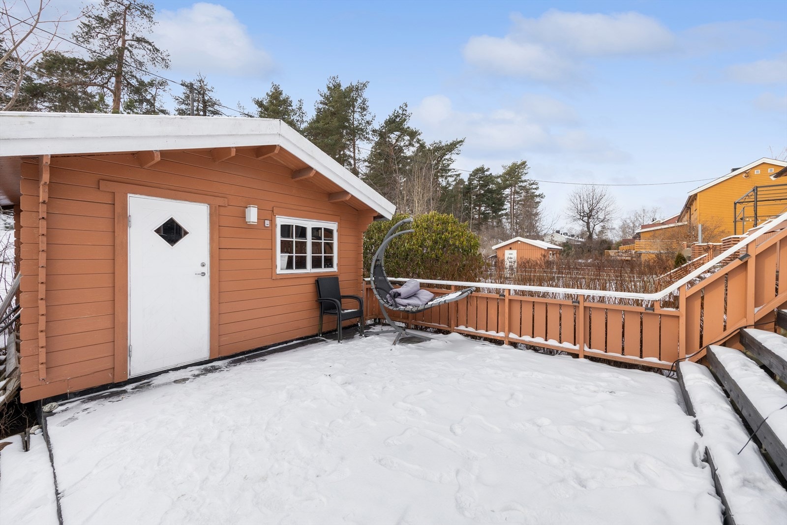 Utebod på ca. 13 m² med innlagt strøm, samt en tilhørende terrasseplatting på ca. 19 m². Uteboden er ikke byggemeldt. Se pkt. "ferdigattest" i salgsoppgaven for mer informasjon. Galleribilde