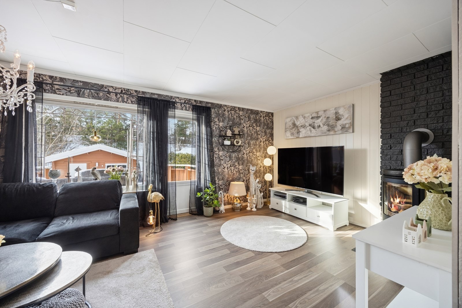 Store vindusflater sørger for rikelig naturlig lys og skaper en lys og luftig romfølelse. Galleribilde