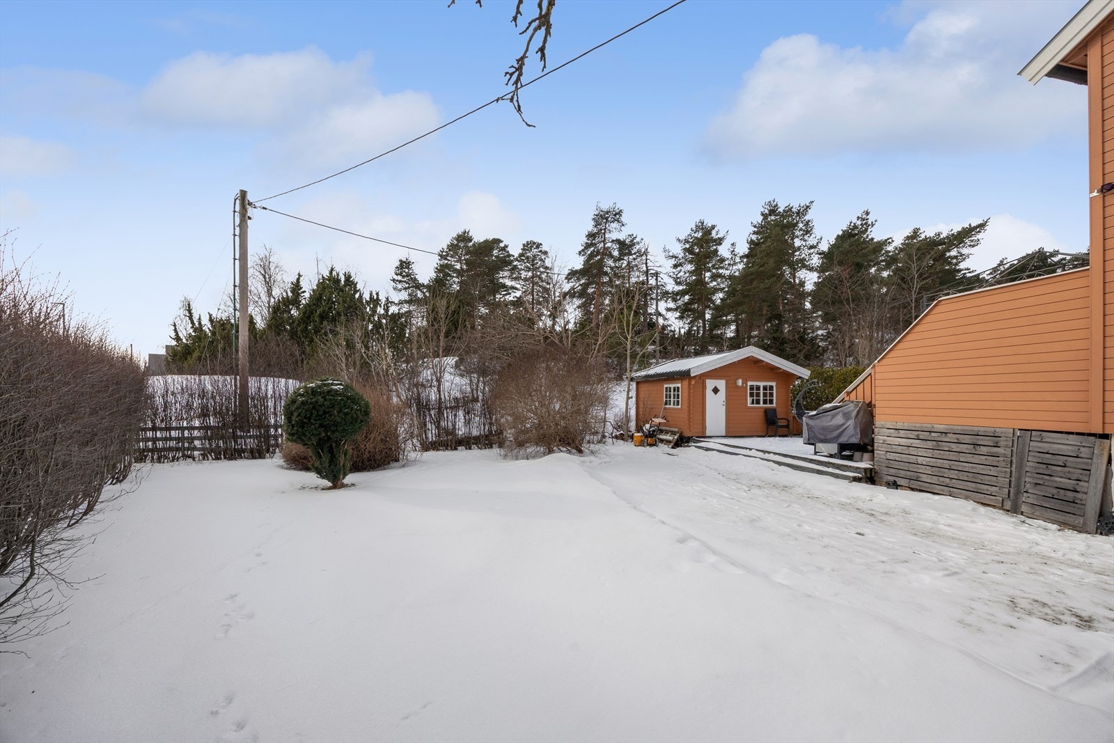 Sameiet har en pent opparbeidet felles tomt med blant annet store, velstelte plenarealer. Galleribilde