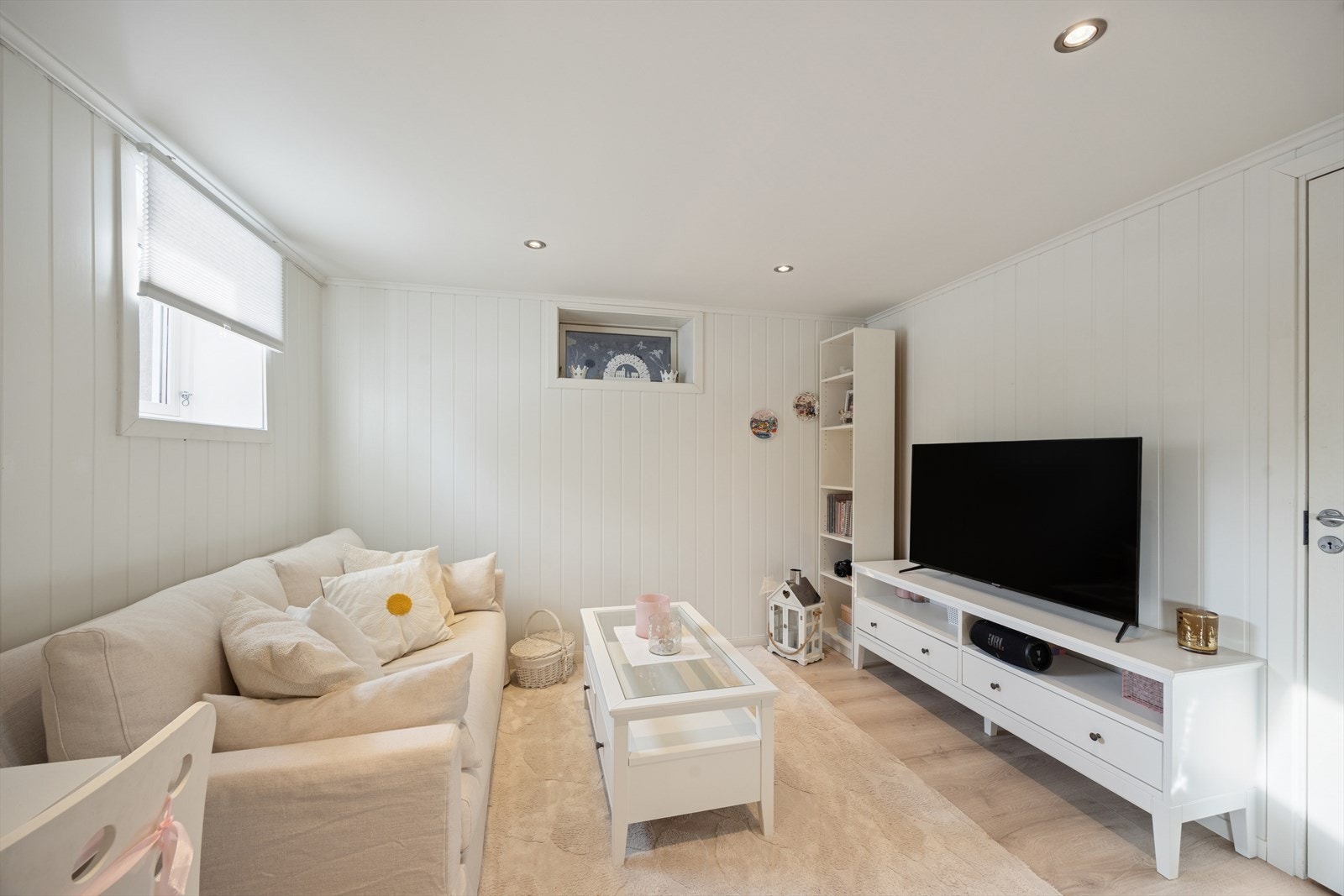 Innredet kjellerstue er ikke bruksendret eller godkjent for varig opphold. Se punktet "ferdigattest" i salgsoppgaven for mer informasjon. Galleribilde