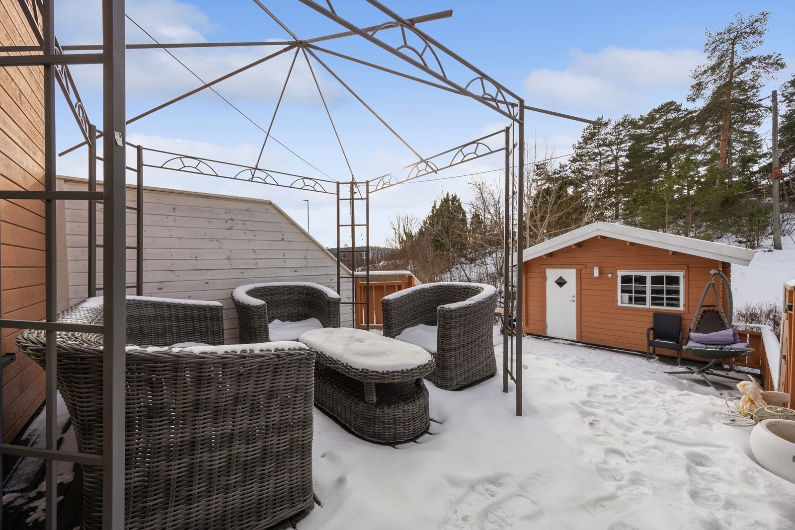 Terrassen har god plass til utendørs opphold, med rom for hyggelige sittegrupper og sosiale soner. Galleribilde