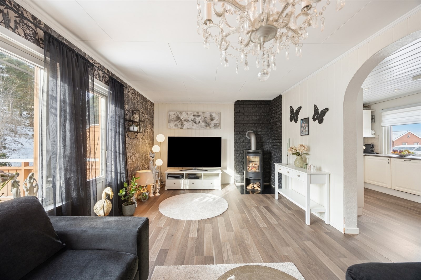 Stuen har en stemningsfull peisovn fra 2017 som gir både god varme og ekstra hygge på kjølige dager. Galleribilde