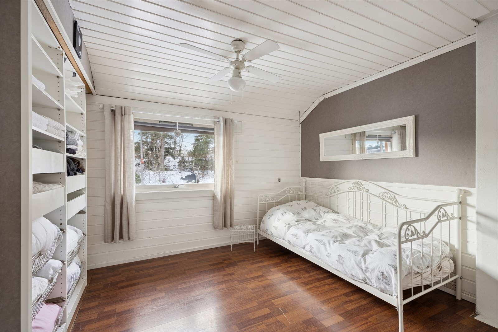 Boligens tre soverom er praktisk samlet på samme etasjeplan, noe som gir en svært familievennlig planløsning. Galleribilde