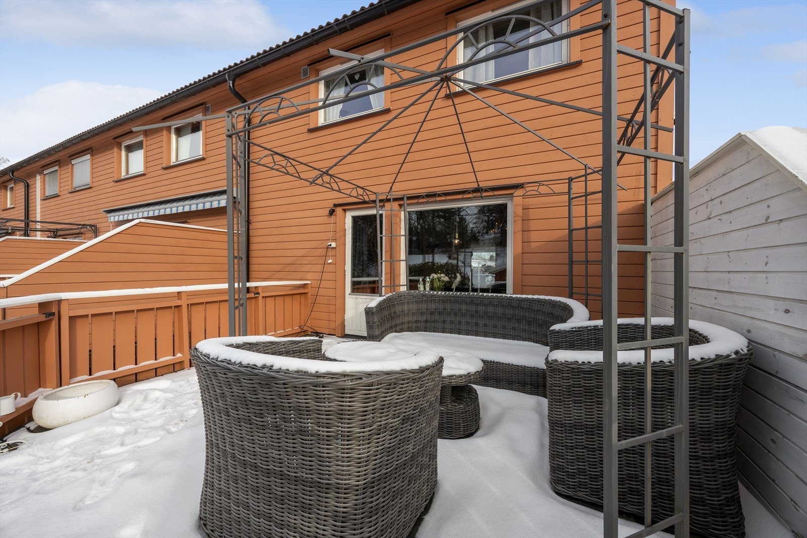 Fra stuen er det utgang til en sydvestvendt terrasse på ca. 17 m², som gir gode solforhold. Galleribilde