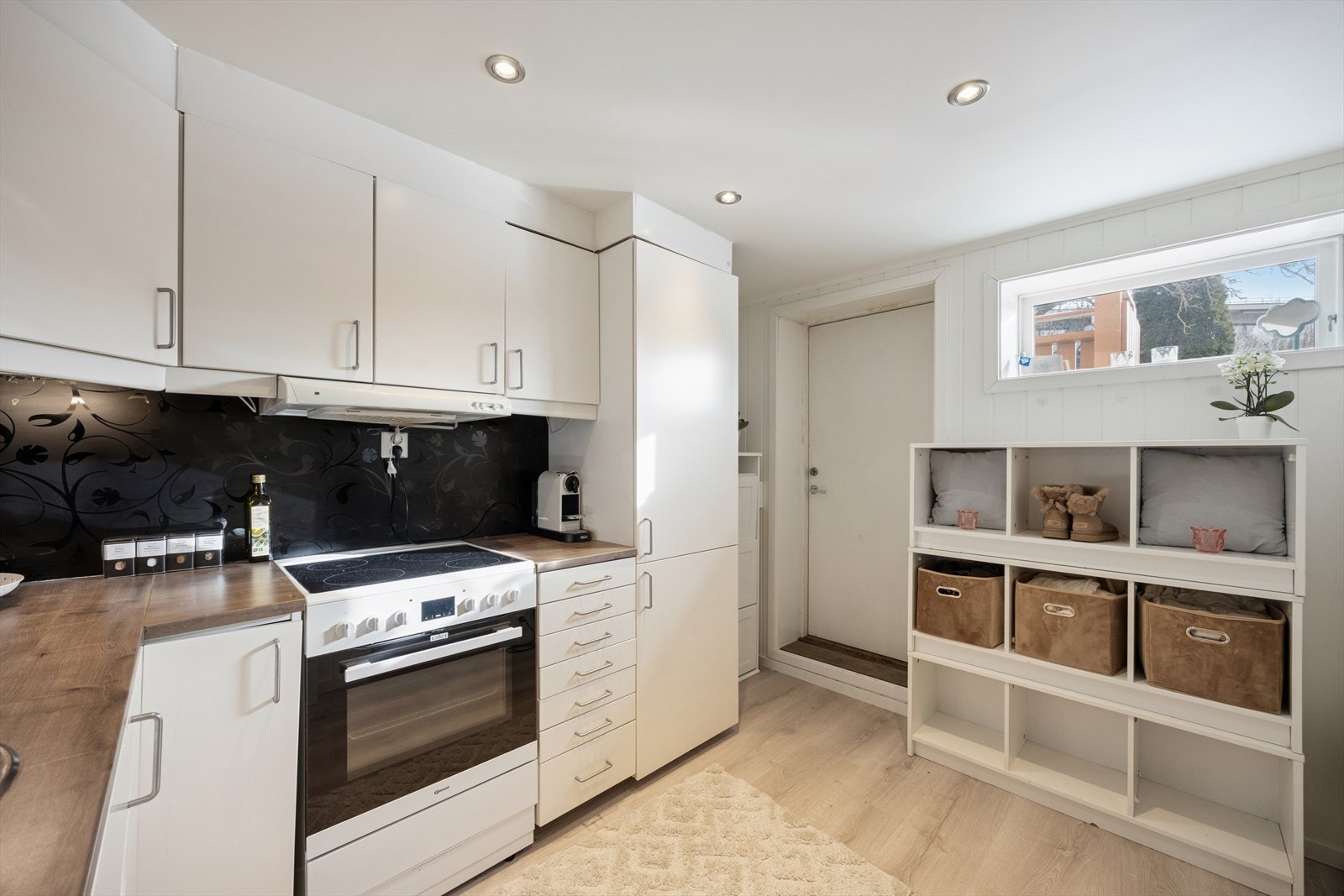 Innredet kjøkken er ikke bruksendret eller godkjent for varig opphold. Se punktet "ferdigattest" i salgsoppgaven for mer informasjon. Galleribilde