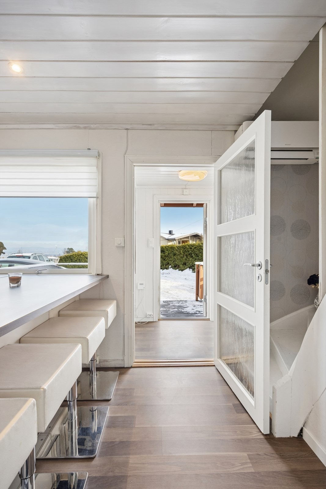 Boligen har varmematte i entréen og en Daikin Stylish varmepumpe plassert i trappegangen. Galleribilde