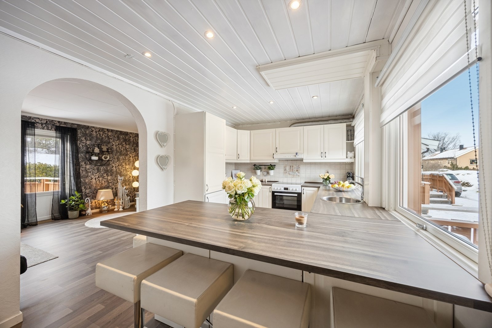 Kjøkkenet ligger i et eget rom og har plass til barstoler langs deler av kjøkkenbenken. Galleribilde