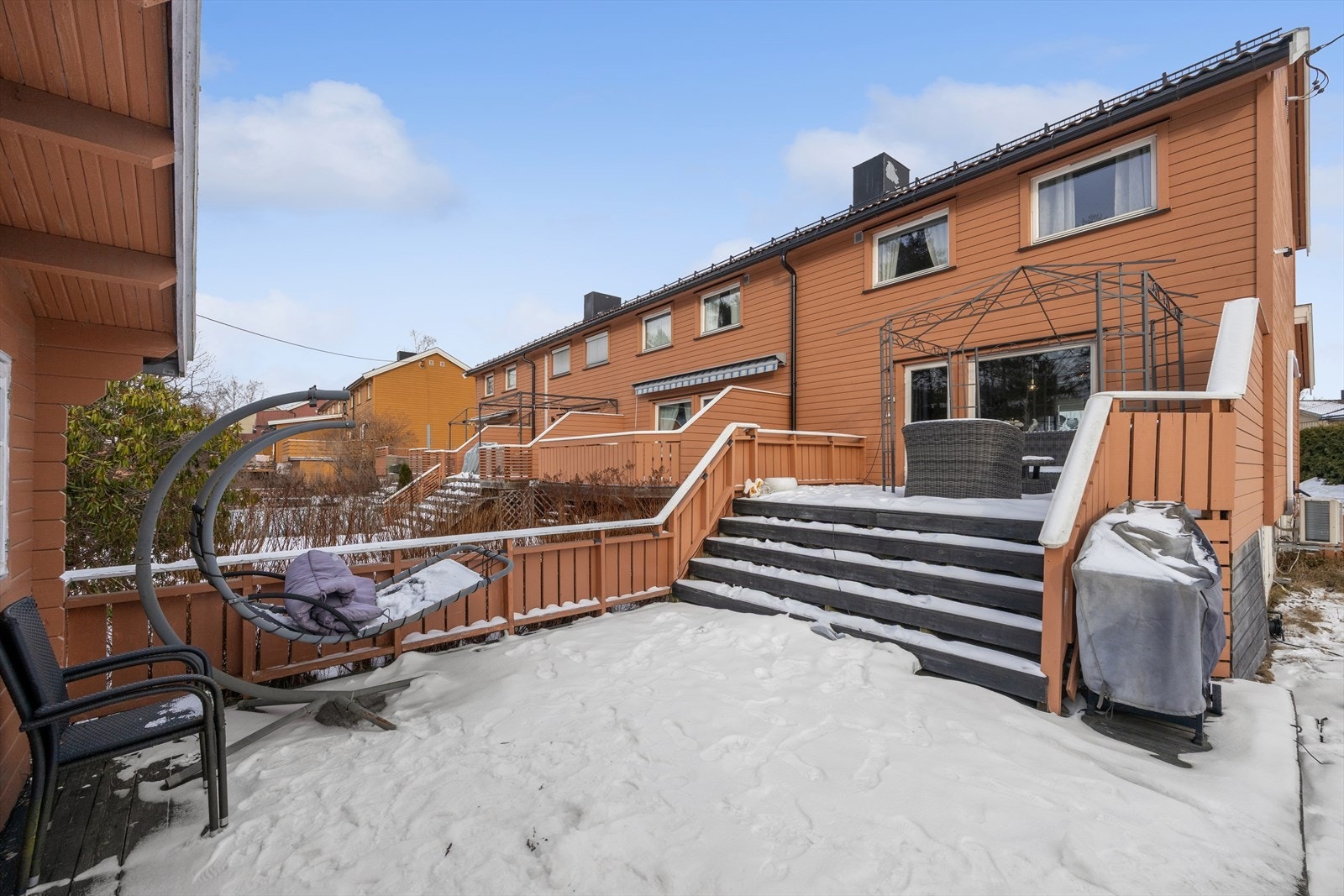 Boligen har en utvendig kledning av trepanel som ble etterisolert og overflatebehandlet i 2021. Galleribilde