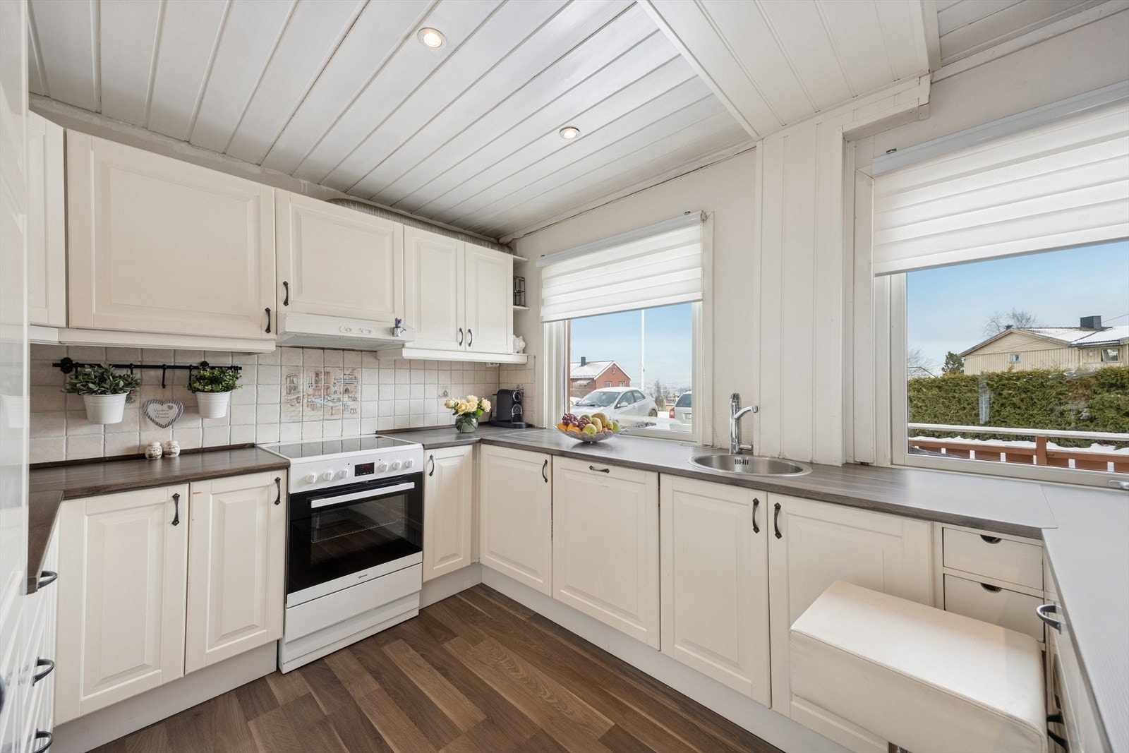 Benkeplaten i laminat fra 2019 er praktisk utstyrt med kjøkkenkran og oppvaskkum. Galleribilde