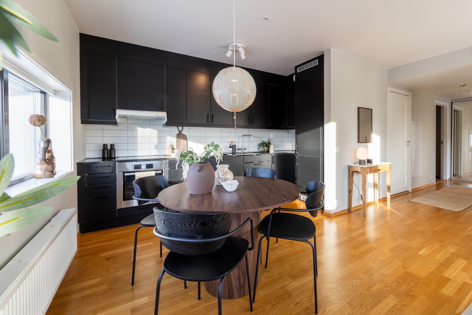 Kjøkken fra 2022 med innredning fra svenske Marbodal, kjent for god kvalitet og gjennomtenkte løsninger. Galleribilde