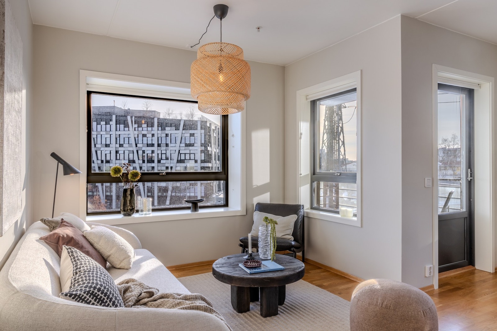 De store vindusflatene gir godt med naturlig lysinnslipp. Galleribilde