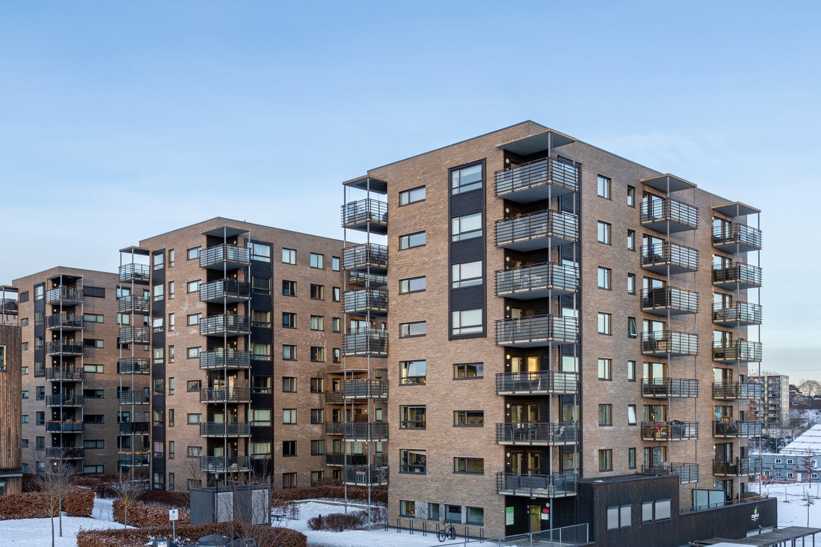 Sentral plassering i Hovinbyen, med kort avstand til både Løren og Økern. I nærområdet finnes et bredt tilbud av butikker, serveringssteder, treningsmuligheter og gode kollektivforbindelser. Galleribilde