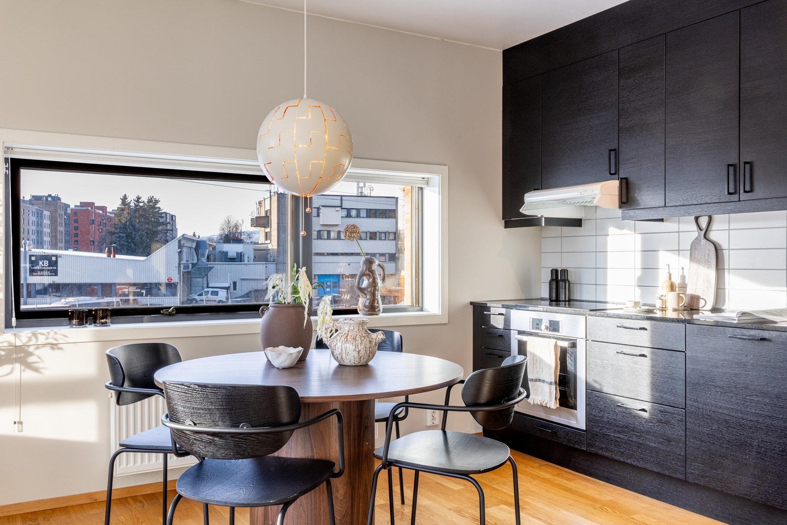 Hvitevarene er integrert og består av induksjonstopp, stekeovn, oppvaskmaskin samt kjøleskap med fryserdel. Galleribilde