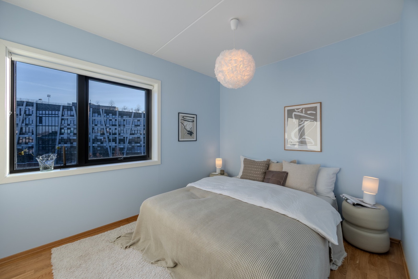 Luftig soverom med god plass til dobbeltseng med tilhørende nattbord. Galleribilde