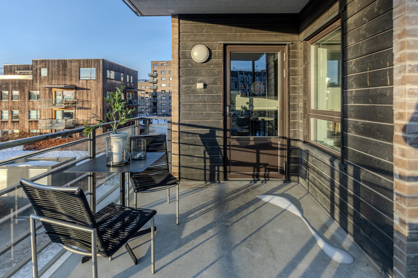 Balkongen er oppført med dekke i betong og rekkverk i metall med glassfelt. Galleribilde