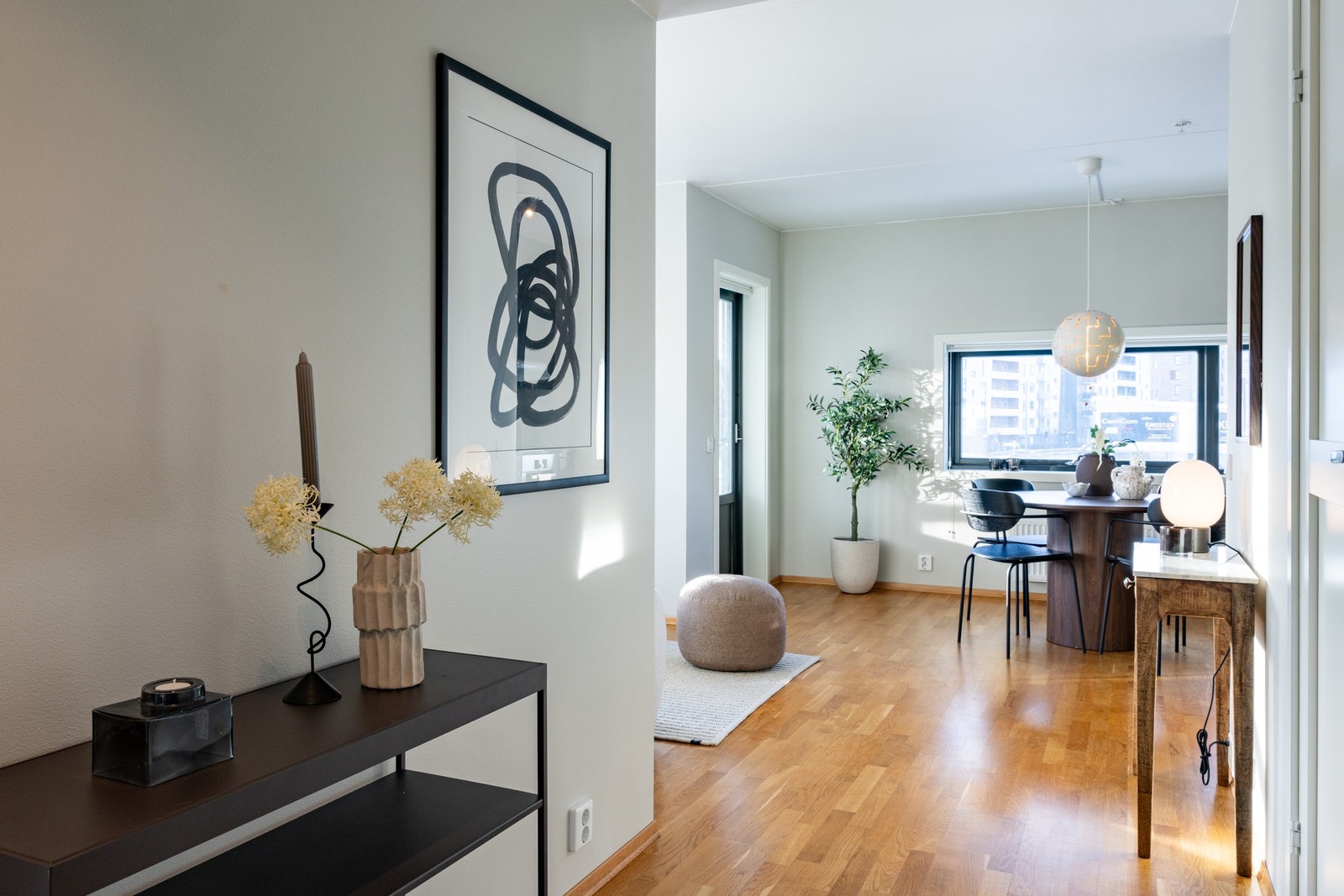 Overflatene er malt i delikate fargetoner kombinert med trestavs parkett på gulv. Galleribilde