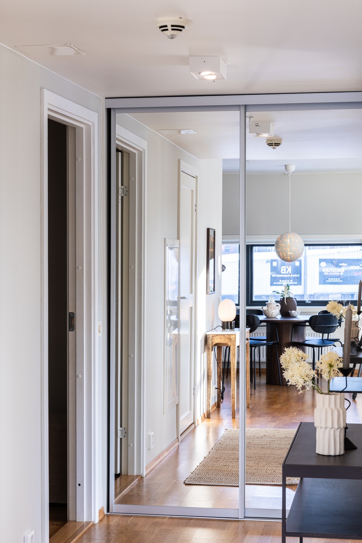 I mellomgangen er det satt inn en skyvedørsgarderobe. Galleribilde