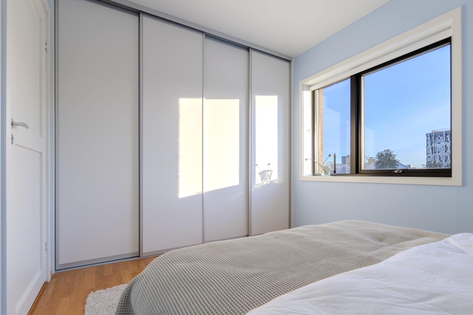 Soverommet er innredet med en skyvedørsgarderobe. Galleribilde