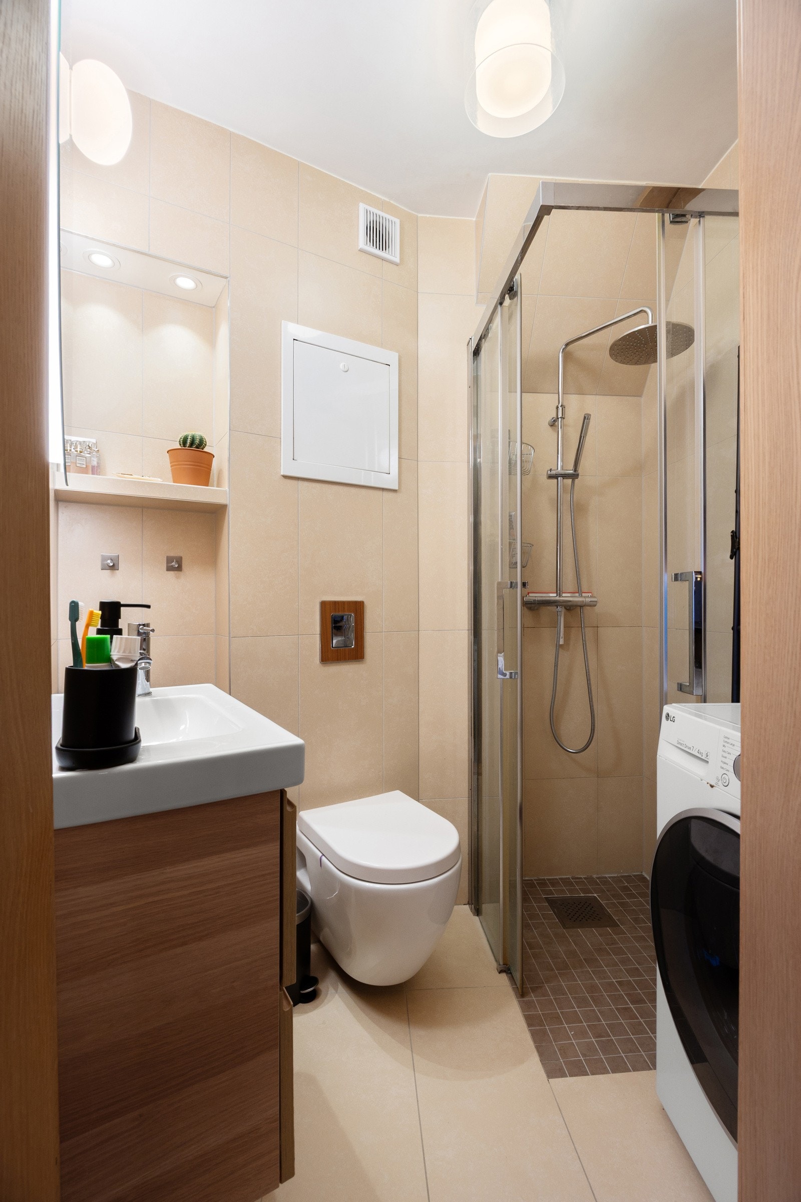 Baderommet har opplegg for vaskemaskin. Galleribilde