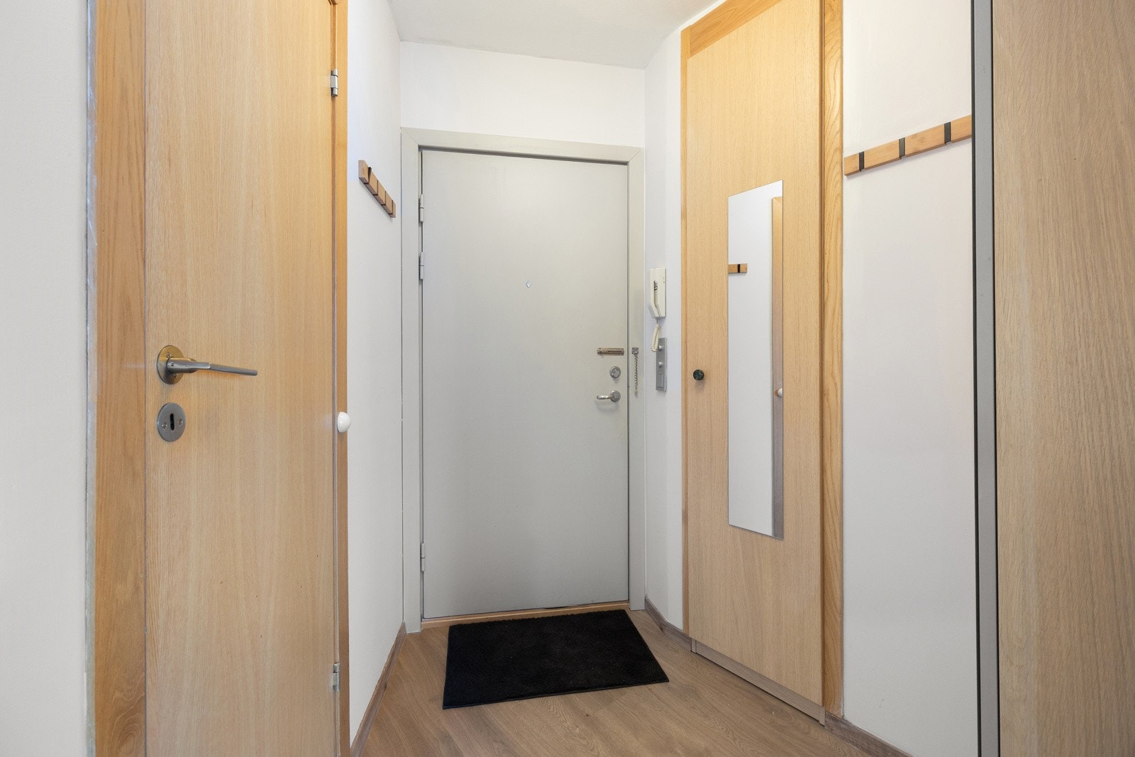 Det er plass til yttertøy i plassbygget garderobeskap. Galleribilde