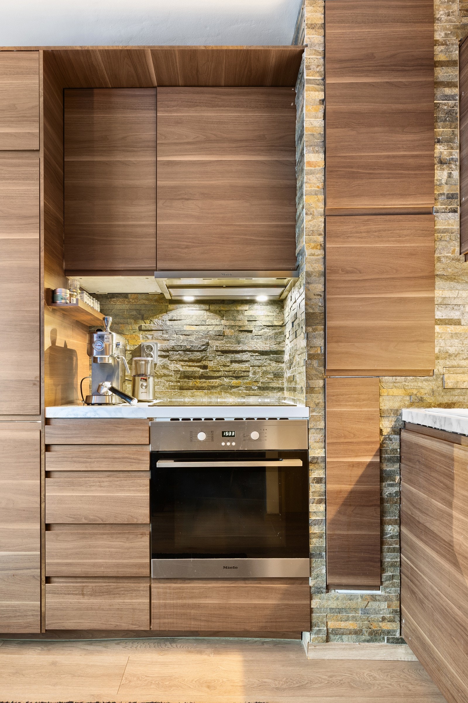 Kjøkkenet er videre utstyrt med integrert kjøleskap med frysedel, oppvaskmaskin, komfyr og nedfelt platetopp - alle hvitevarer medfølger handelen. Galleribilde