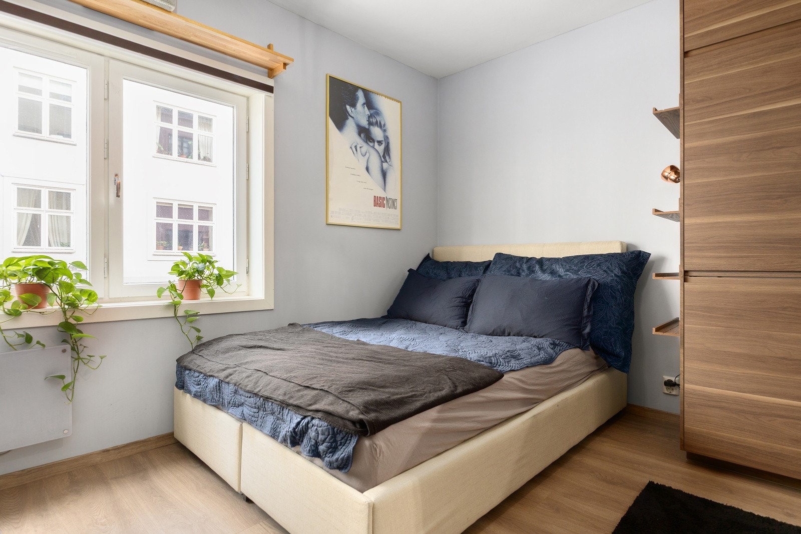 Det er store vindusflater som slipper inn rikelig med dagslys. Galleribilde