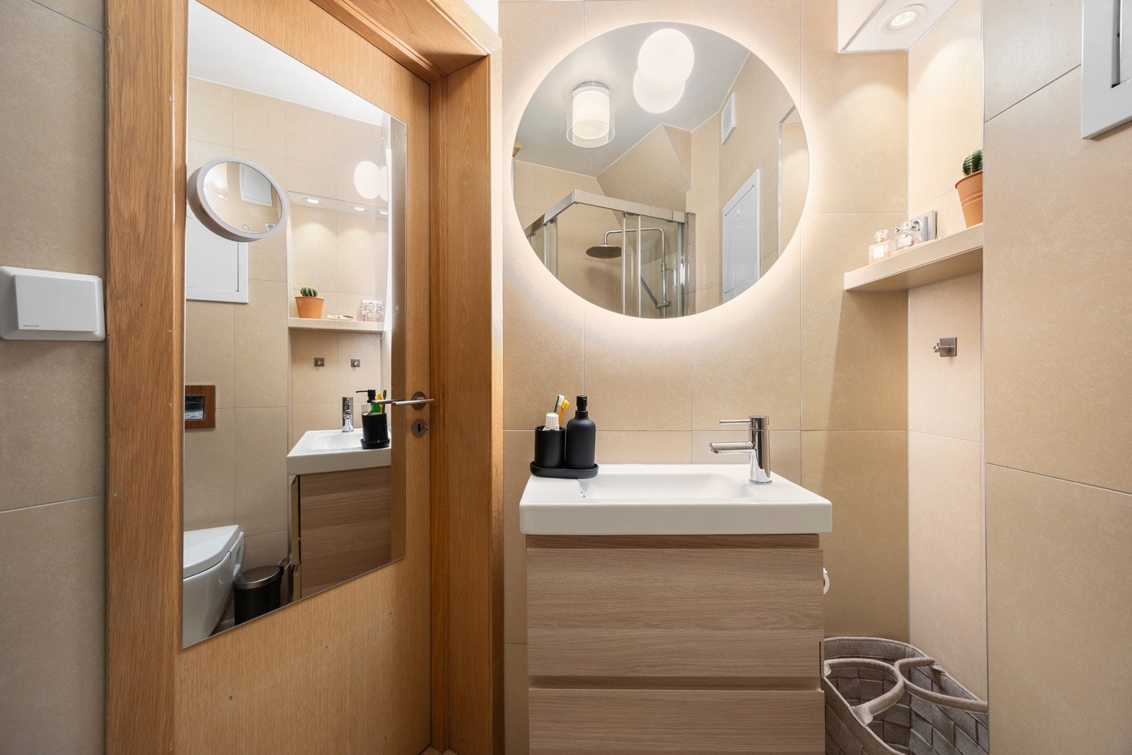 Moderne, flislagt bad fra 2016 med gulvvarme. Galleribilde