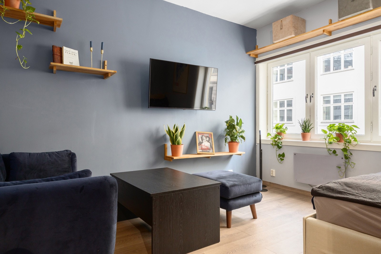 Veggfestet Smart-TV og hyller fra 2025. Galleribilde