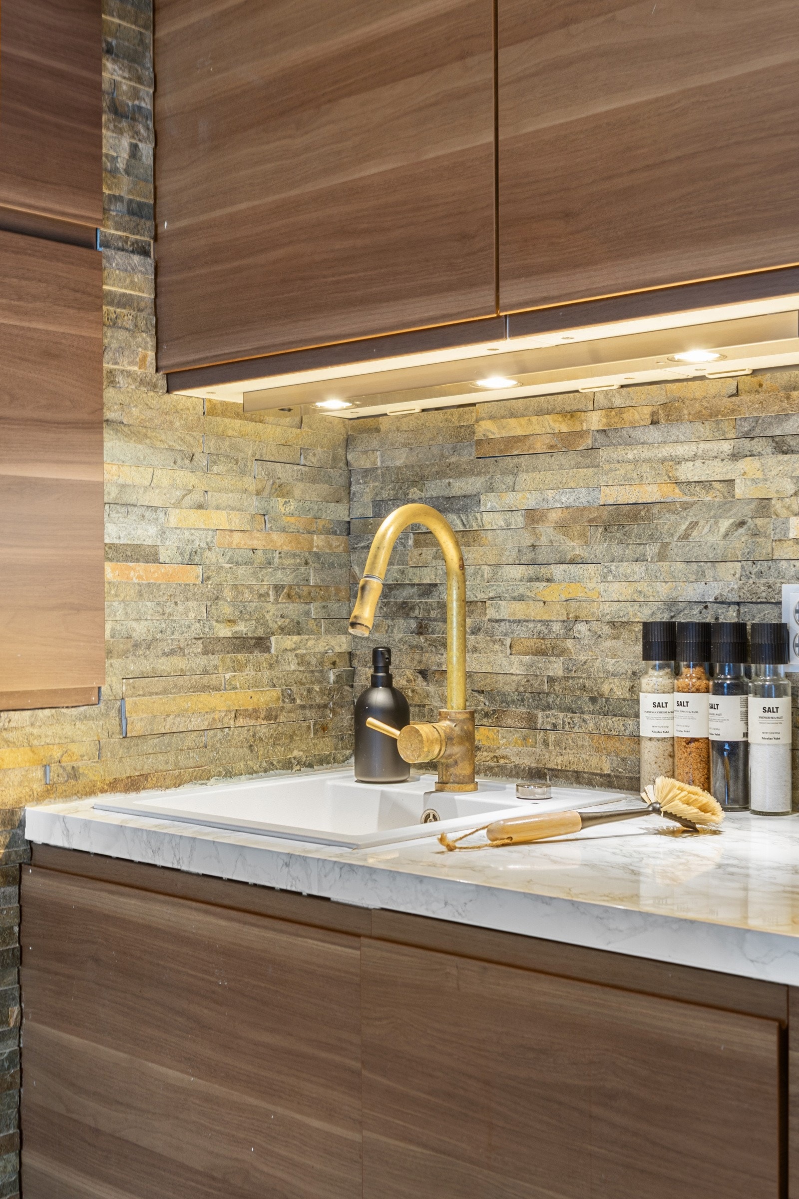 Det er belysning under overskapene samt praktiske stikkontakter på vegg. Galleribilde