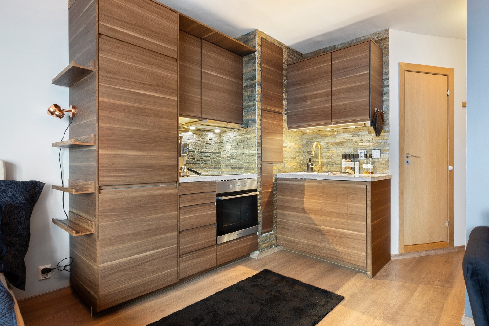 Innredningen har slette fronter og fliser over laminat benkeplate med nedfelt oppvaskkum. Galleribilde