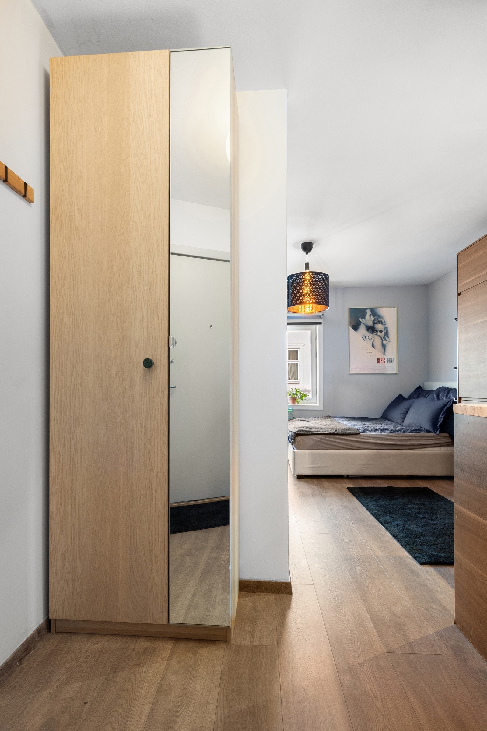 Når du kommer inn i leiligheten møter du en lys entré med god oppbevaringsmuligheter. Galleribilde