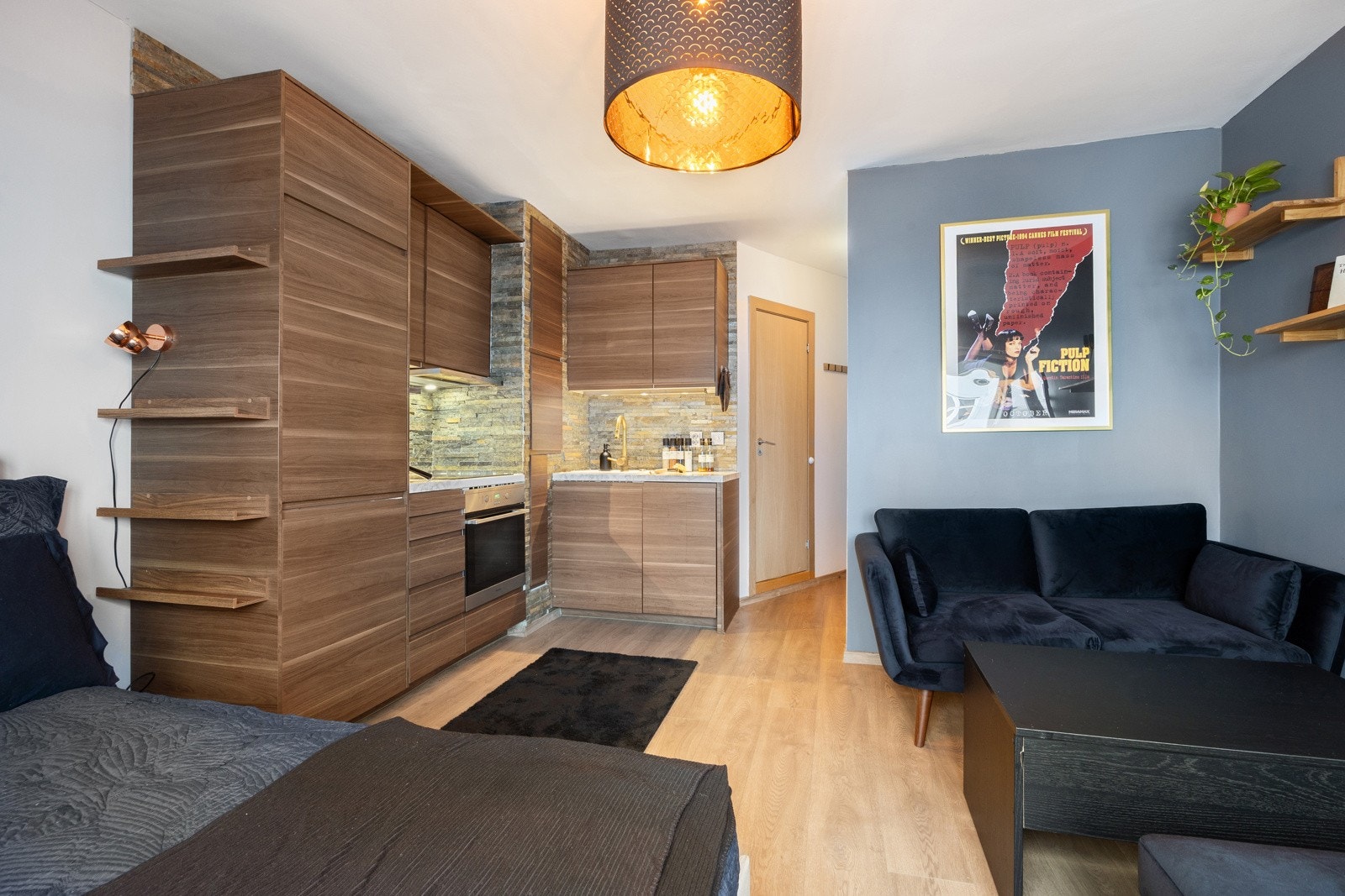 Leiligheten er vel gjennomført med delikate og tidløse overflater og gulv av en-stavs laminat. Galleribilde