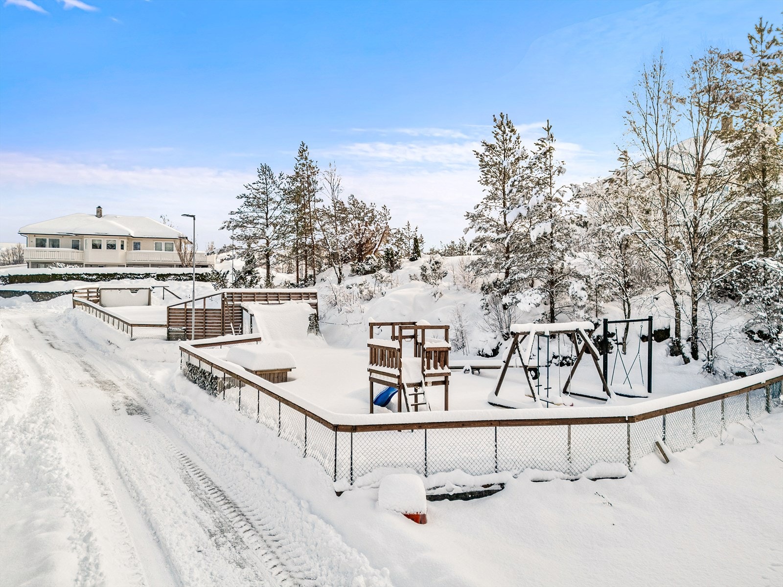 Lekeplass like i nærheten Galleribilde