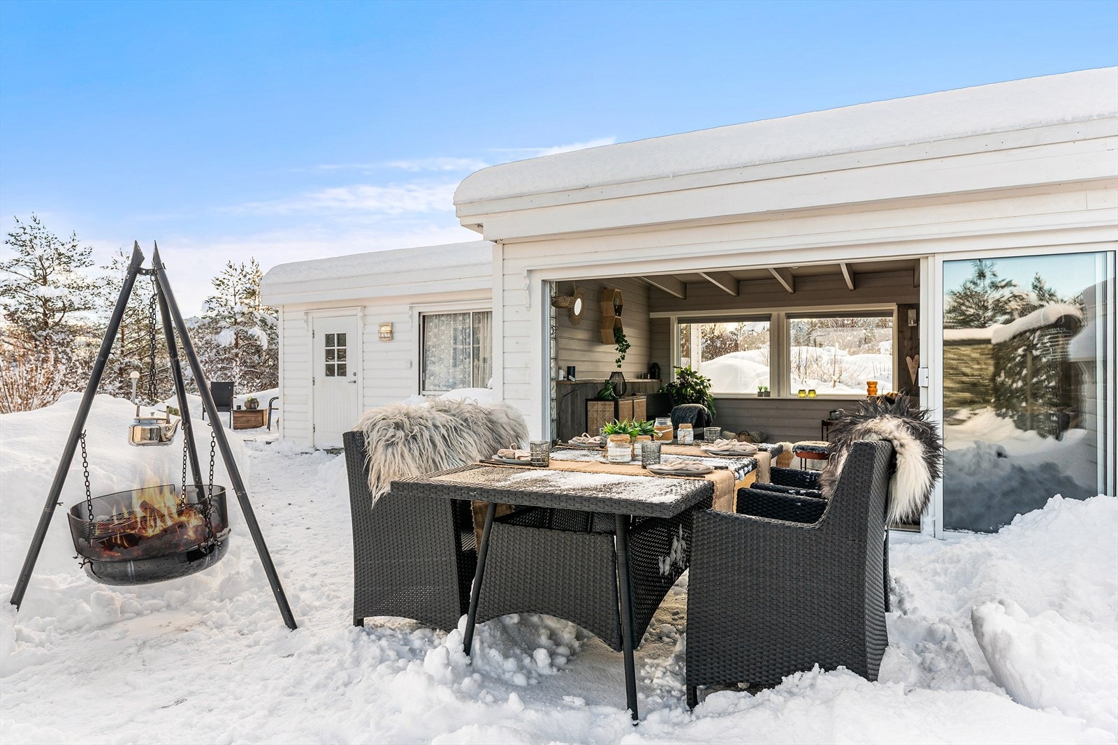 Flott, opparbeidet uteområde med hagestue Galleribilde