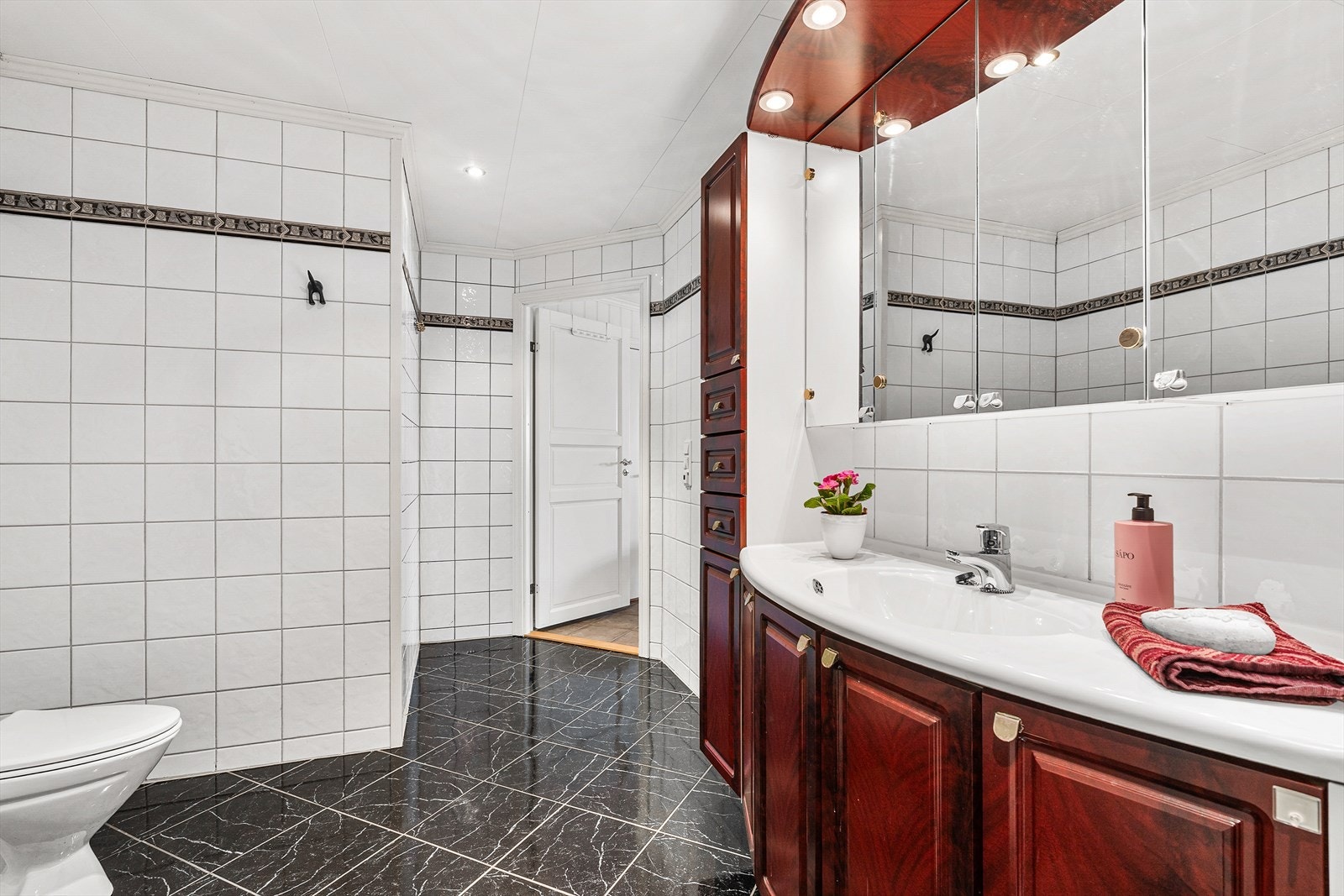 Rommet er innredet med badekar, dusjhjørne, toalett og nedfelt servant Galleribilde