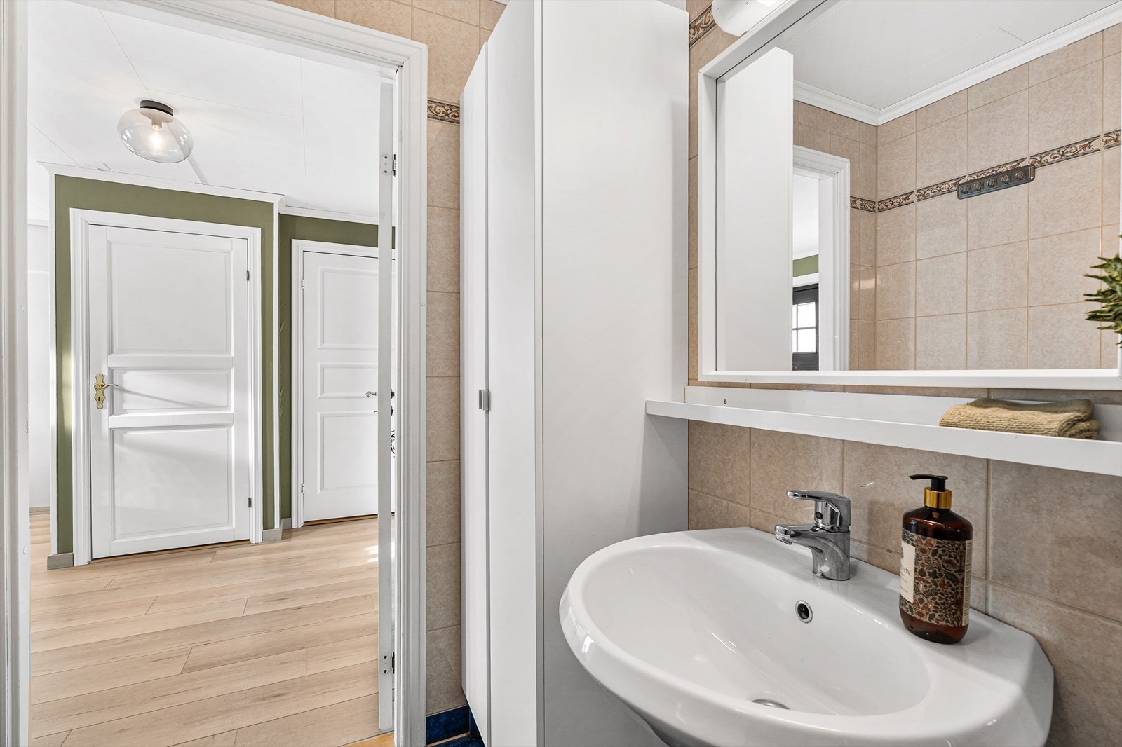 Bad et er innredet med servant, toalett og dusjhjørne Galleribilde