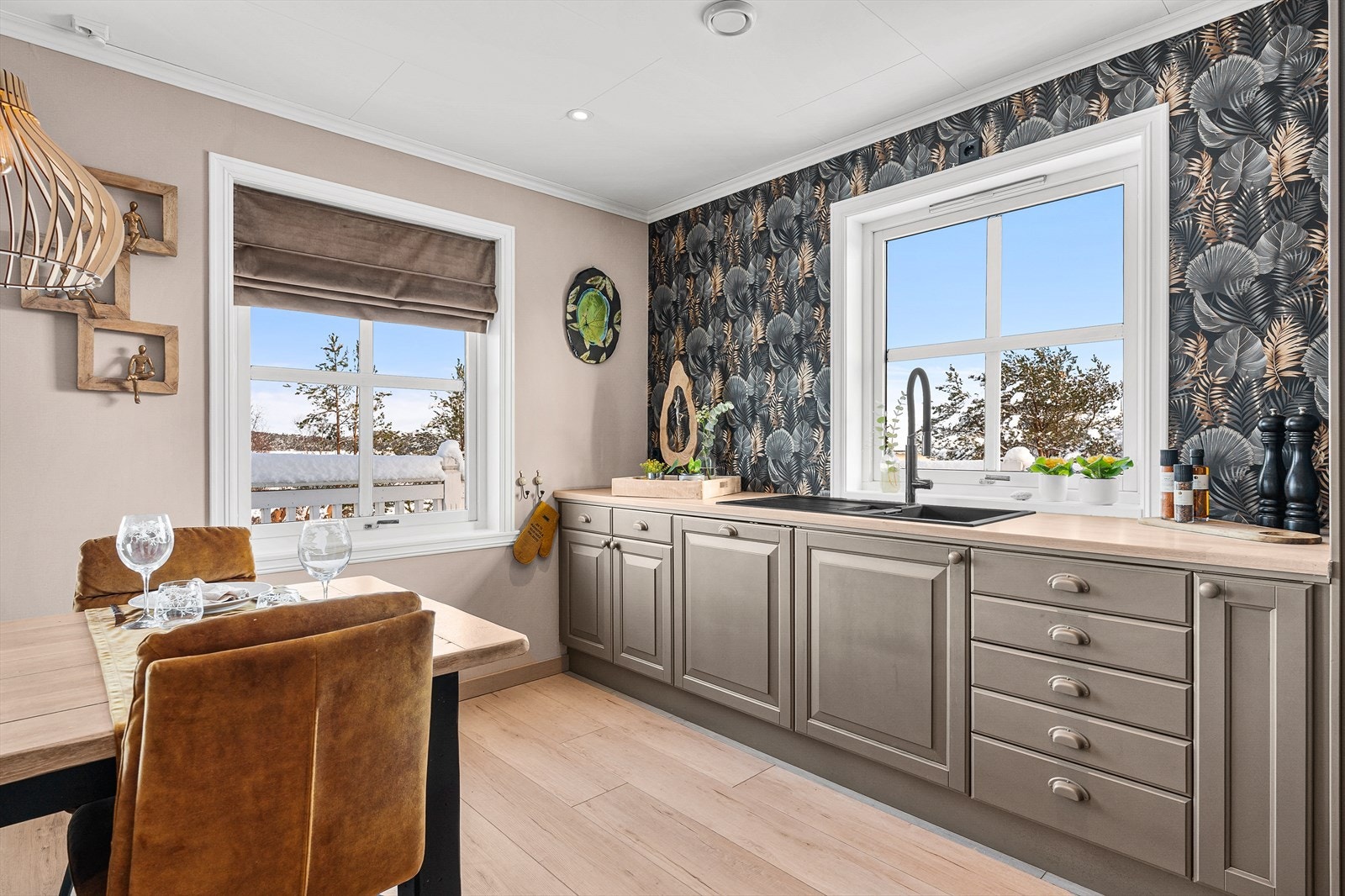 Kjøkkenet ble fornyet i 2023 med ny lakkering og ny benkeplate Galleribilde