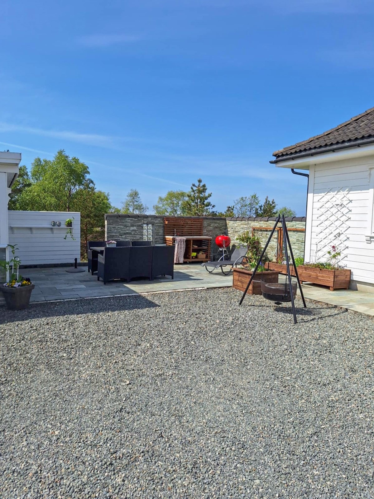 Gruset innkjørsel og skiferplatting (Selgers bilde) Galleribilde