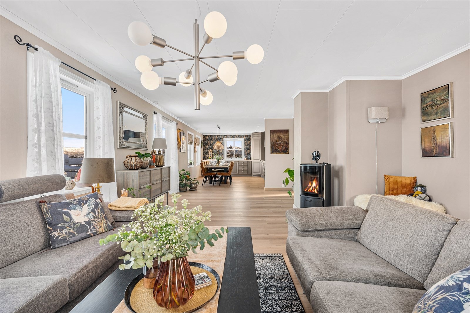 Stue og kjøkken har en åpen løsning Galleribilde